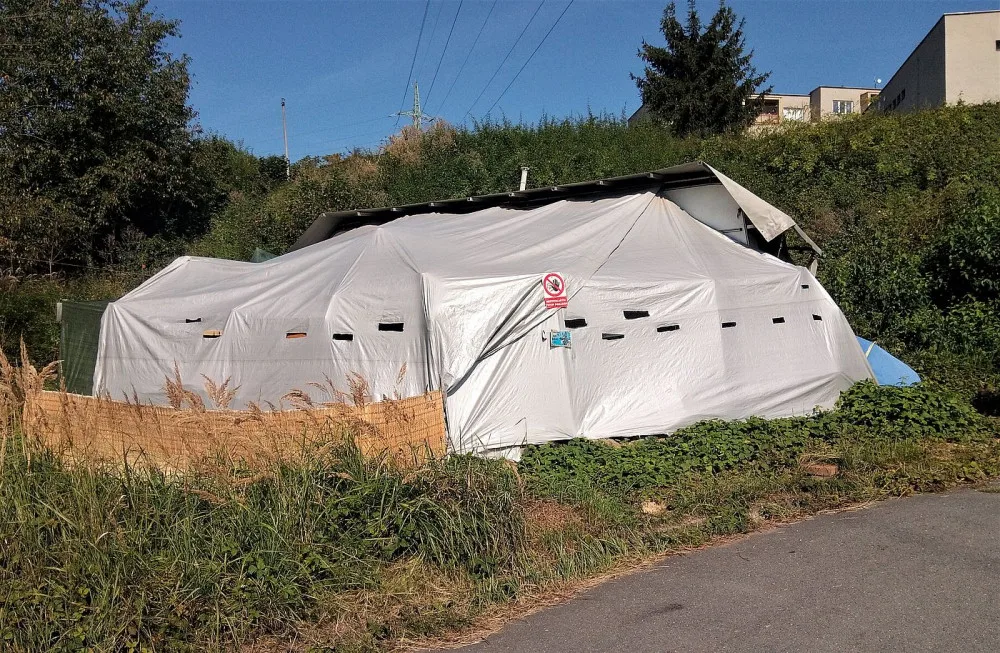 Starý obytný přívěs se spoustou přístavků hyzdí výpadovku z Plzně a štve obyvatele v okolí, glamping to nebude