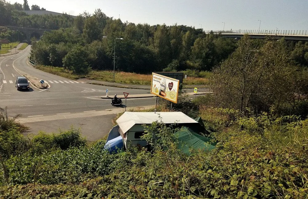 Starý obytný přívěs se spoustou přístavků hyzdí výpadovku z Plzně a štve obyvatele v okolí, glamping to nebude
