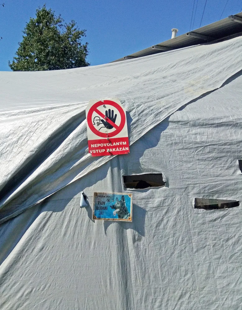 Starý obytný přívěs se spoustou přístavků hyzdí výpadovku z Plzně a štve obyvatele v okolí, glamping to nebude