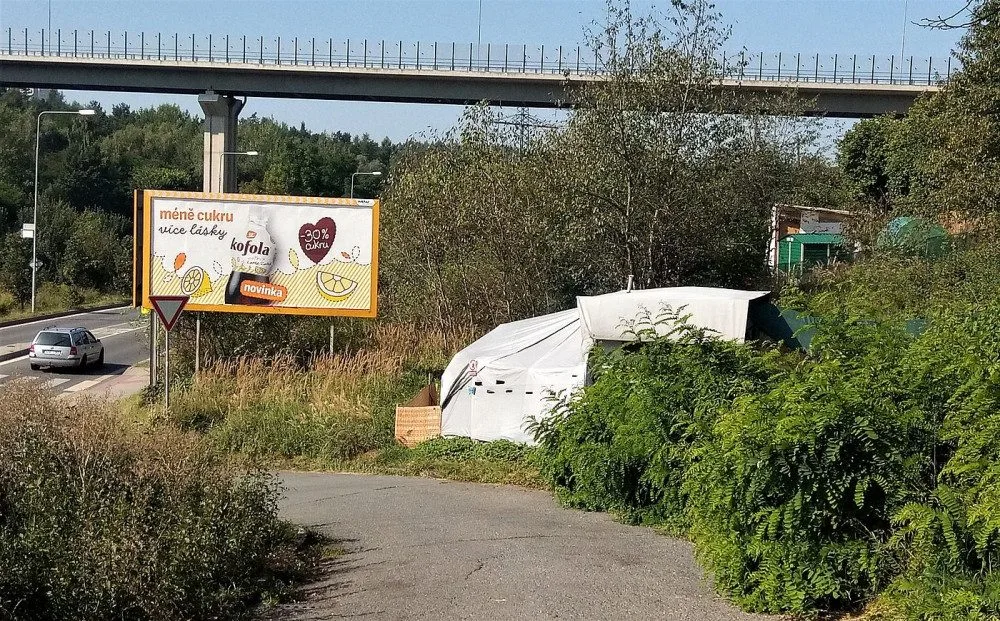 Starý obytný přívěs se spoustou přístavků hyzdí výpadovku z Plzně a štve obyvatele v okolí, glamping to nebude