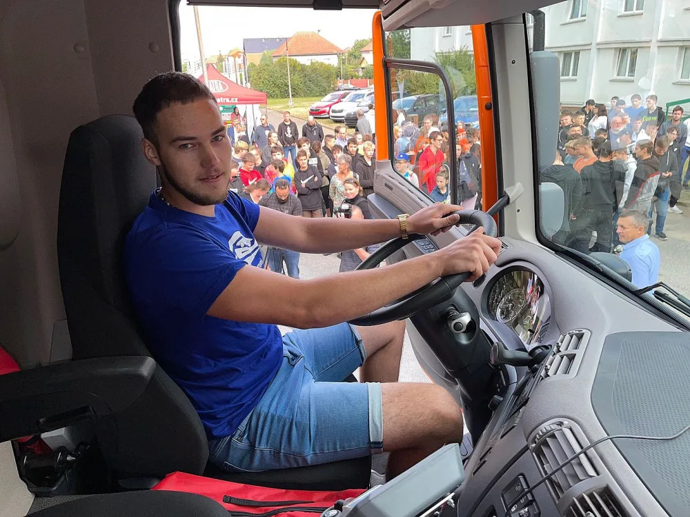 Sedm studentů plzeňské školy sestavilo z dodaných dílů novou Tatru, vůz bude zajišťovat zimní údržbu silnic