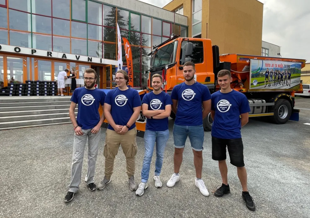 Slavnostního předání Tatry silničářům se zúčastnilo jen pět studentů