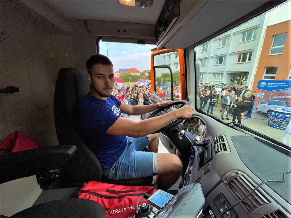 Sedm studentů plzeňské školy sestavilo z dodaných dílů novou Tatru, vůz bude zajišťovat zimní údržbu silnic