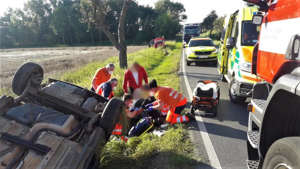 Při střetu dvou vozidel na Plzeňsku zůstalo jedno z nich převrácené na střeše v příkopu