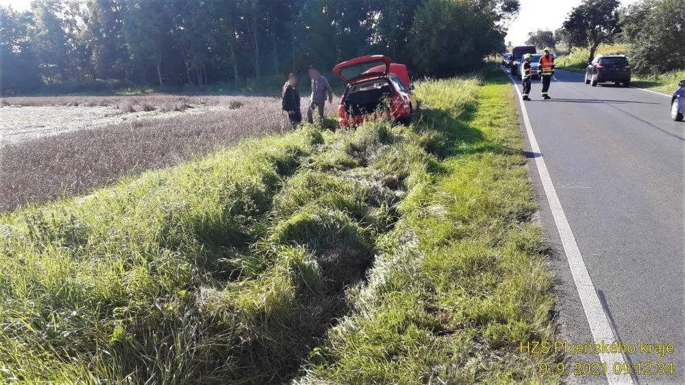 Při střetu dvou vozidel na Plzeňsku zůstalo jedno z nich převrácené na střeše v příkopu