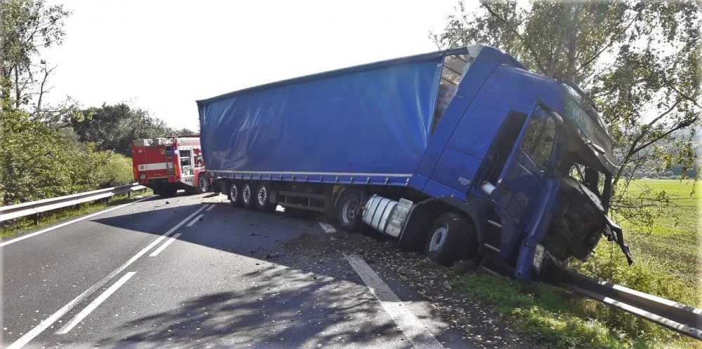 Řidič osobáku se čelně srazil s kamionem, na místě zemřel