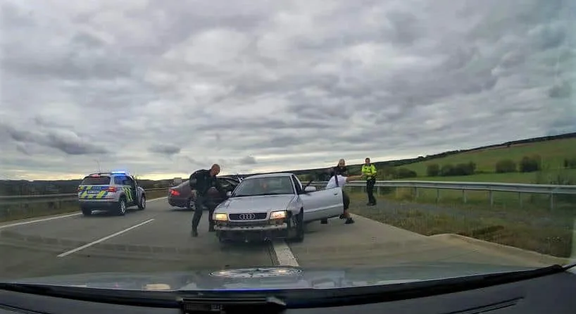 Šílenou jízdu zdrogovaného řidiče vozu značky Audi na dálnici D5 ukončila policie speciálním manévrem