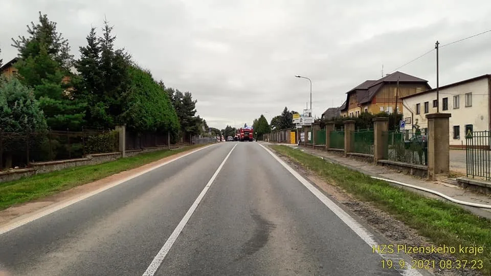 Hasiči likvidují únik zemního plynu z nadzemního zásobníku, evakuovali obyvatele pěti domů