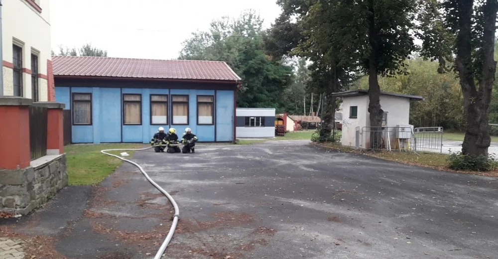 Hasiči likvidují únik zemního plynu z nadzemního zásobníku, evakuovali obyvatele pěti domů