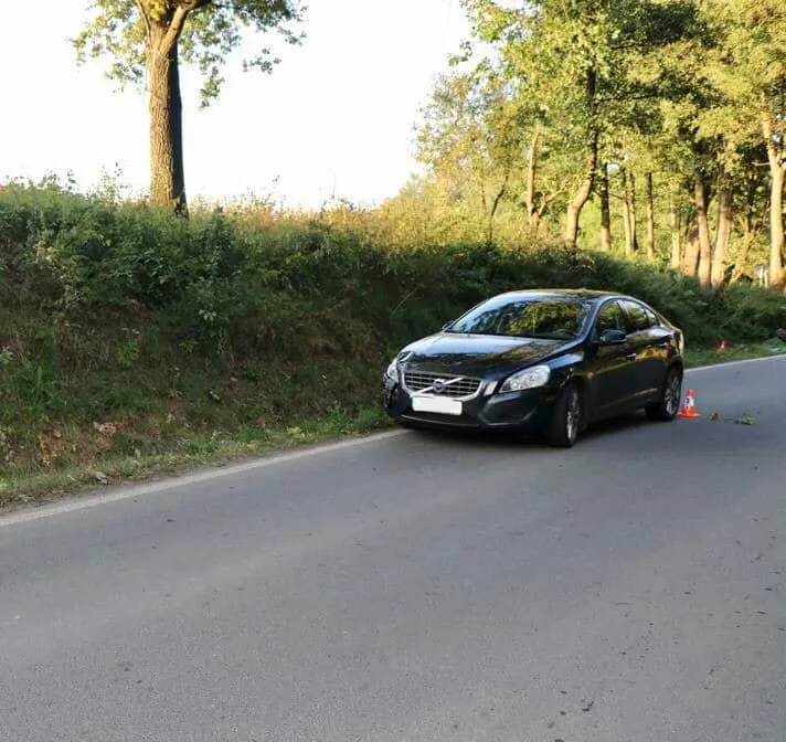 Seniora jedoucího s malotraktorem smetl na silnici mladý řidič s volvem, muž nehodu nepřežil