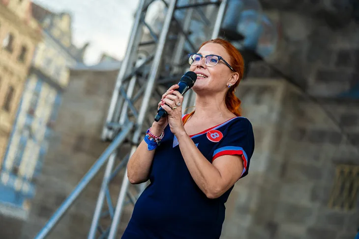 size4-16321535488918-139-prvni-dama-ceske-pravice-je-bojovnice-klepe-na-dvere-parlamentu