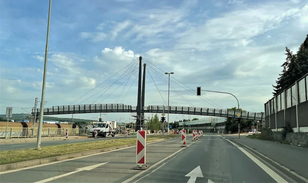 Lávka překlenula ulici U Seřadiště