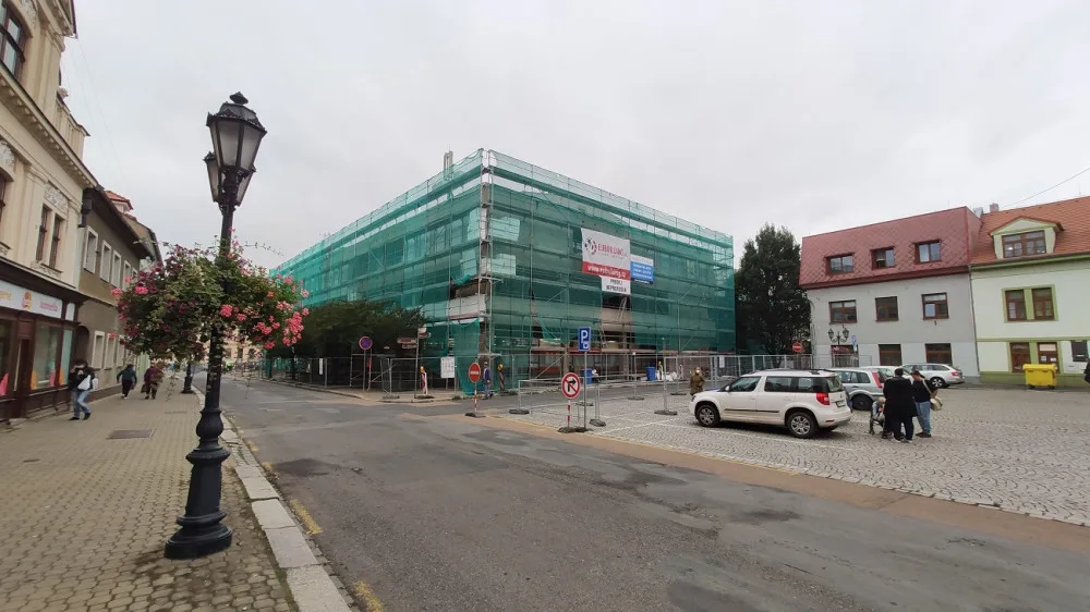 Obchodní dům na historickém náměstí nikdy nezapadal, nyní dostane nový kabát