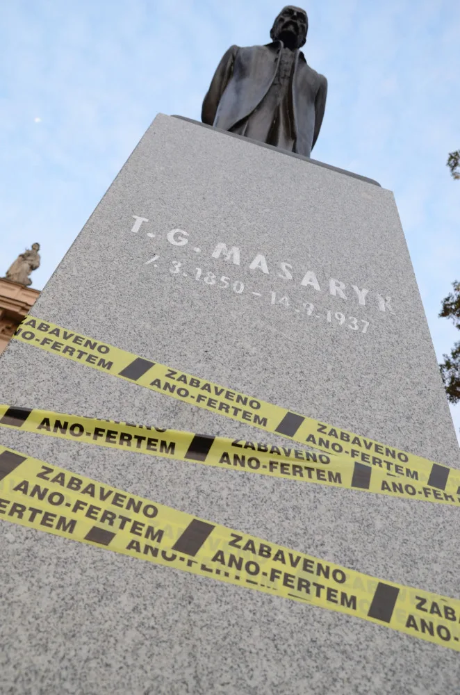 Desítky objektů po celé ČR omotala žlutá exekuční páska s nápisem Zabaveno Ano-fertem!