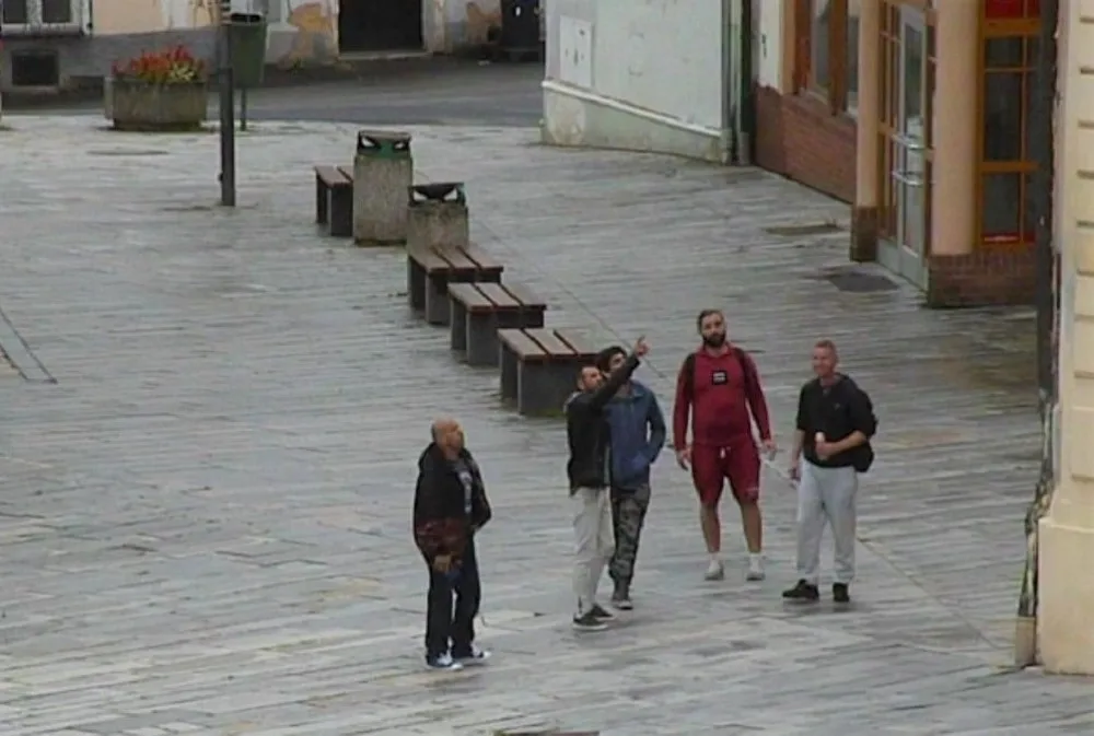 Útočník s nožem v ruce řádil u stánku s kebabem, police hledá svědky napadení