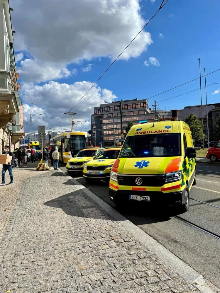 Řidička osobáku se srazila s tramvají, skončila v nemocnici