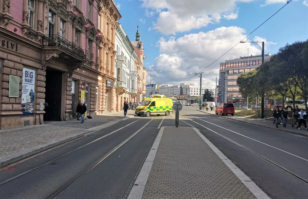 Tramvaj po střetu odmrštila osobák s nepozornou řidičkou až na chodník před vchod do obchodu