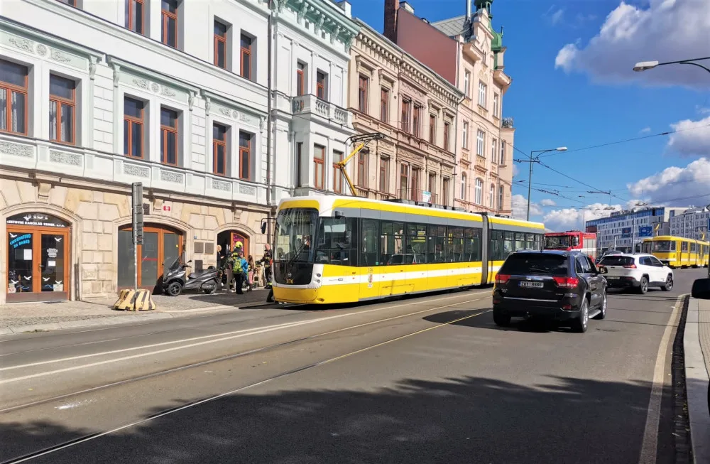 Tramvaj po střetu odmrštila osobák s nepozornou řidičkou až na chodník před vchod do obchodu