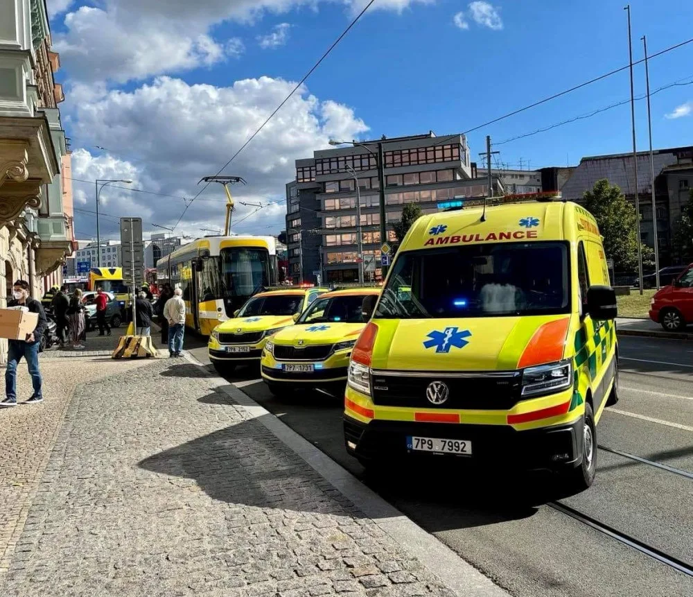 Tramvaj po střetu odmrštila osobák s nepozornou řidičkou až na chodník před vchod do obchodu