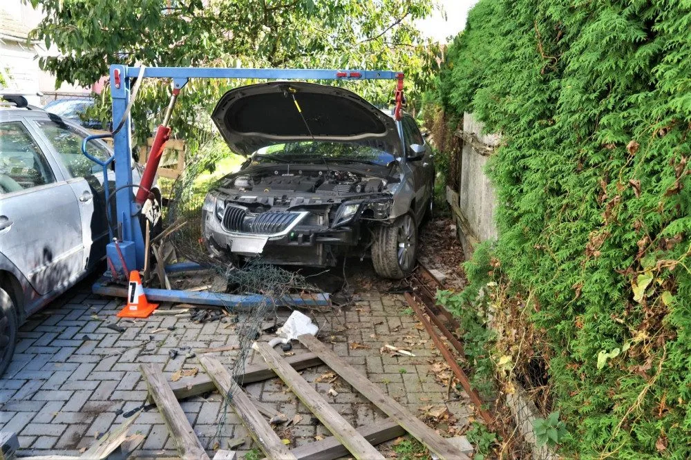 Řidič vletěl skrze plot s Octavií na zahradu plnou zaparkovaných automobilů. Nehodu prý způsobil mikrospánek