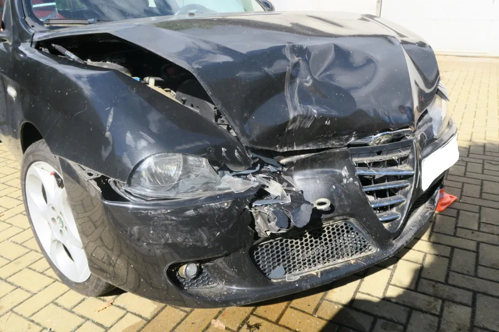 Řidič Octavie proletěl plotem na zahradu plnou odstavených vozů. Nehodu prý způsobil mikrospánek