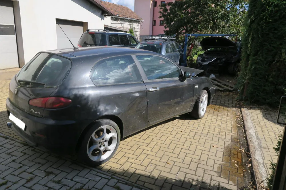 Řidič Octavie proletěl plotem na zahradu plnou odstavených vozů. Nehodu prý způsobil mikrospánek