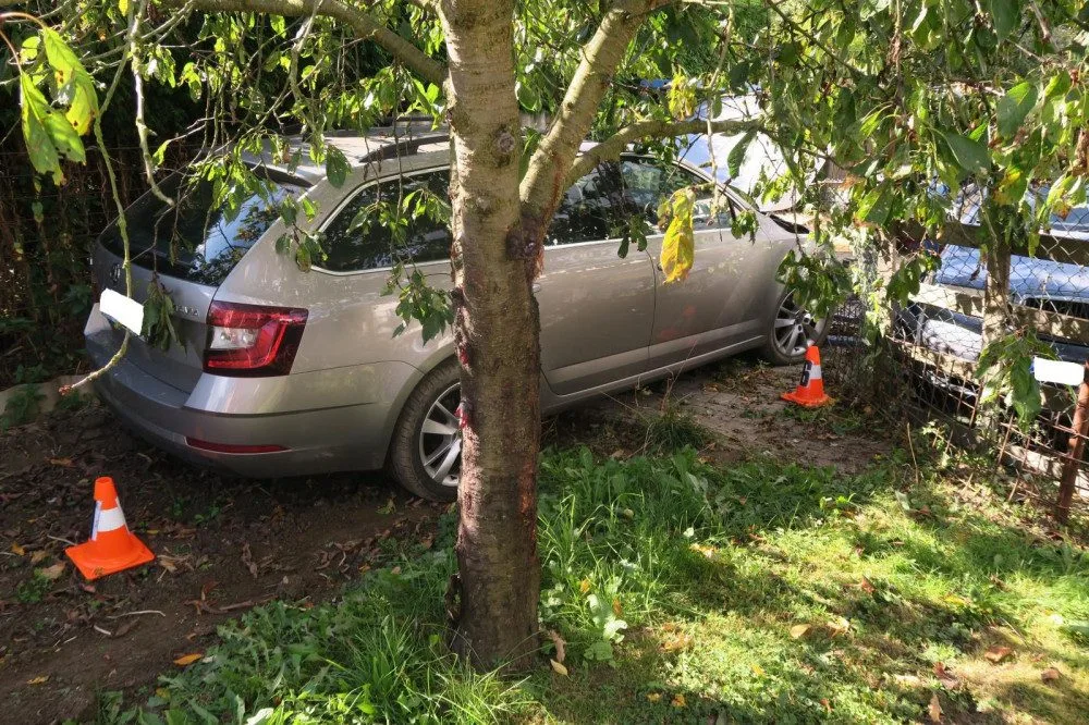Řidič Octavie proletěl plotem na zahradu plnou odstavených vozů. Nehodu prý způsobil mikrospánek