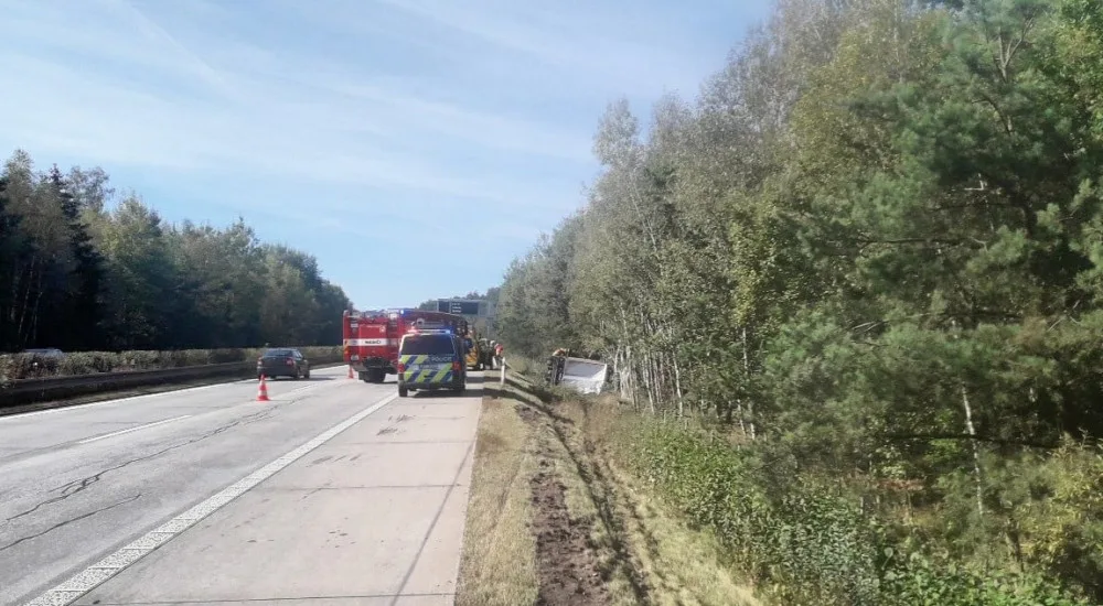 Kamion s nákladem elektroniky havaroval na dálnici D5, vozidlo se převrátilo do příkopu