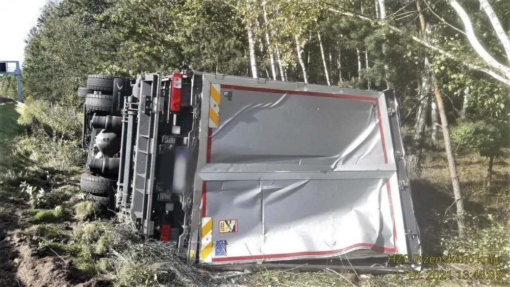 Kamion s nákladem elektroniky havaroval na dálnici D5, vozidlo se převrátilo do příkopu