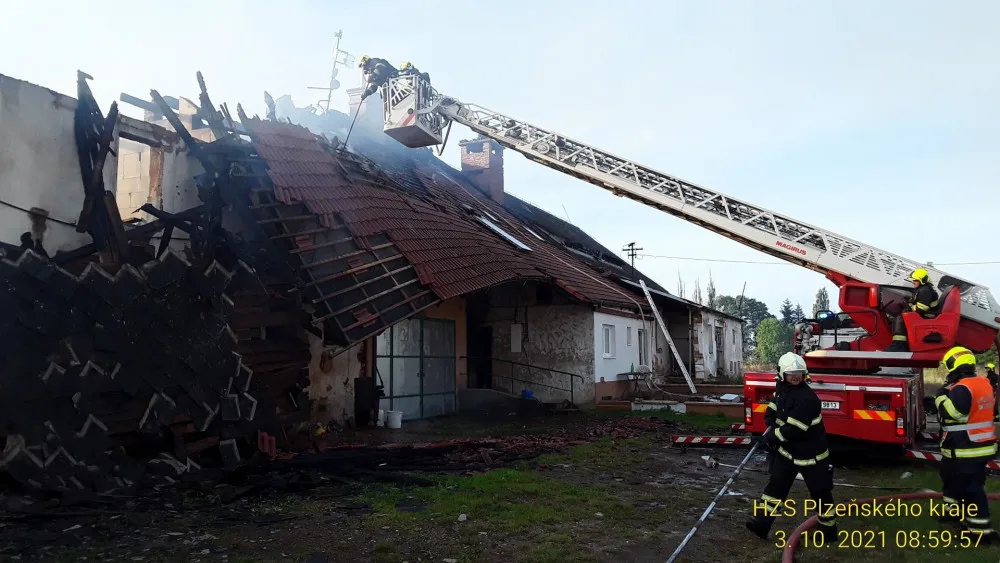 S rozsáhlým požárem výrobny briket bojovalo 14 jednotek hasičů, z hořícího objektu zachránili čtyři papoušky