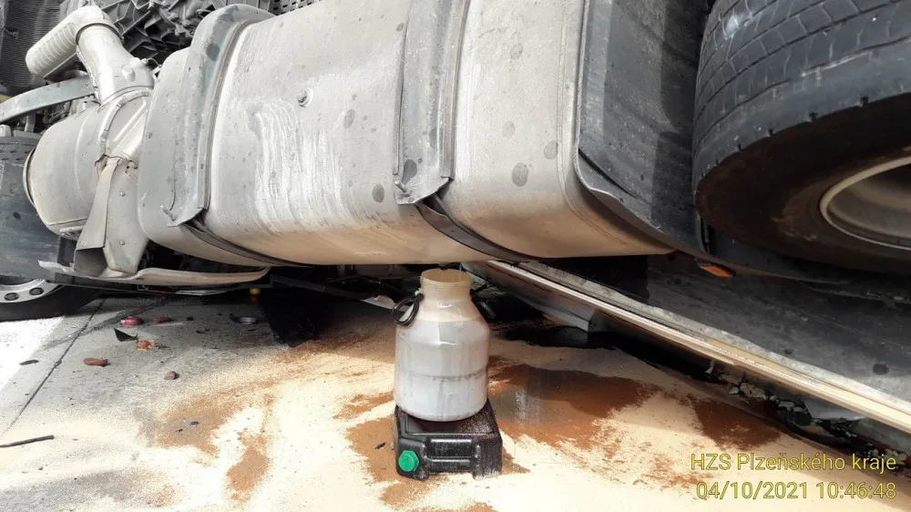 Kamion plný sýra se na dálnici D5 odporoučel do příkopu, řidiče postihl mikrospánek