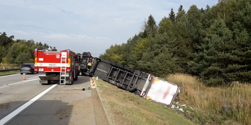 Kamion plný sýra se na dálnici D5 odporoučel do příkopu, řidiče postihl mikrospánek
