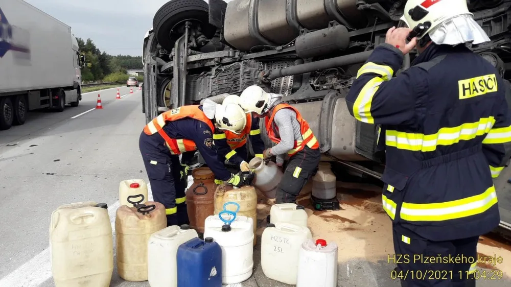 Kamion plný sýra se na dálnici D5 odporoučel do příkopu, řidiče postihl mikrospánek