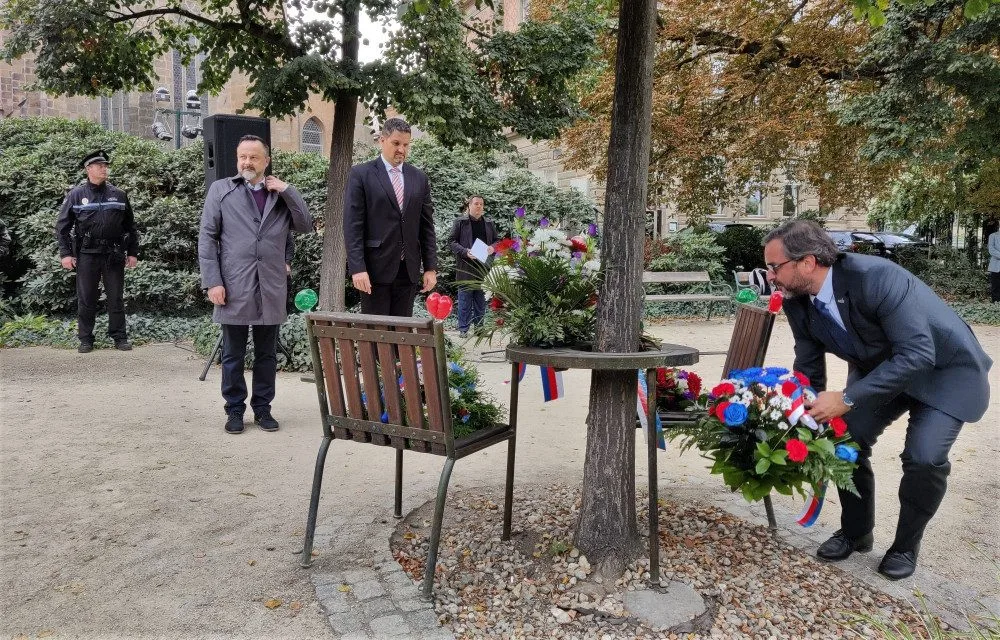Na Václava Havla vzpomínali Plzeňané v den jeho narozenin u lavičky v Šafaříkových sadech