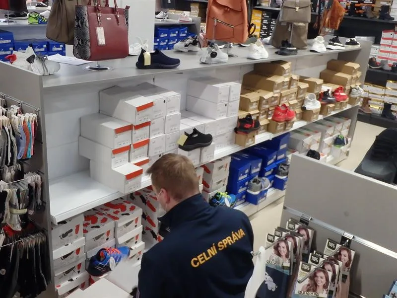 Fejky kam až oko dohlédne, celníci provětrali asijskou tržnici a zadrželi tisíce padělků luxusních značek