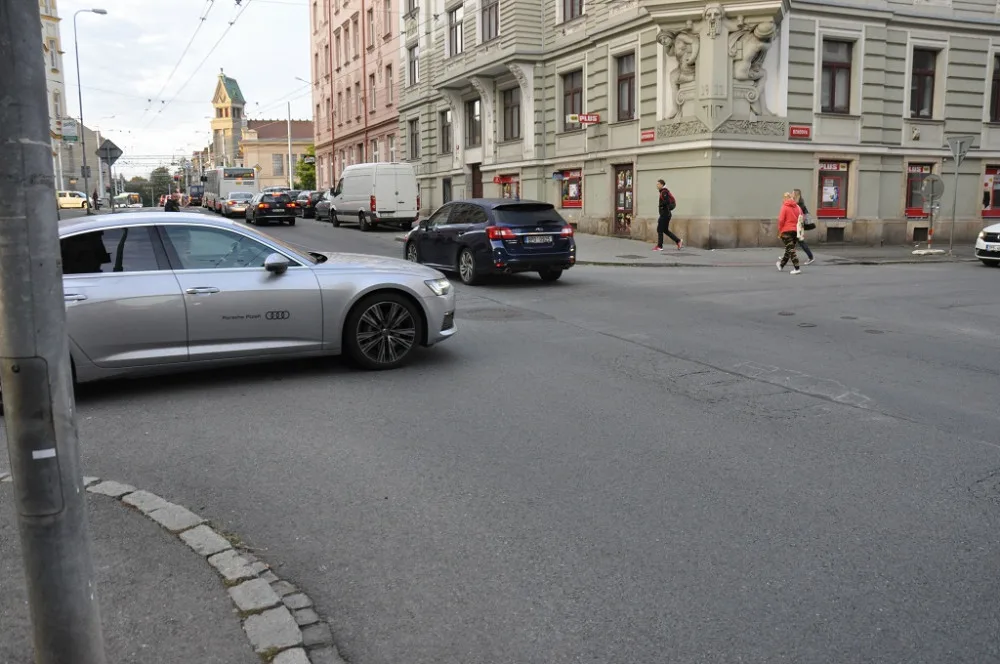 Oprava křižovatky si vyžádá omezení i změny zastávek hromadné dopravy