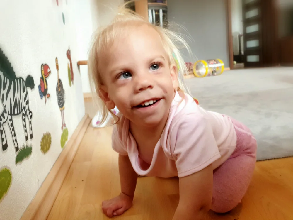 Dvouletá Pavlínka trpí syndromem, který nelze léčit. Přesto se rodiče snaží, aby byla jednou soběstačná
