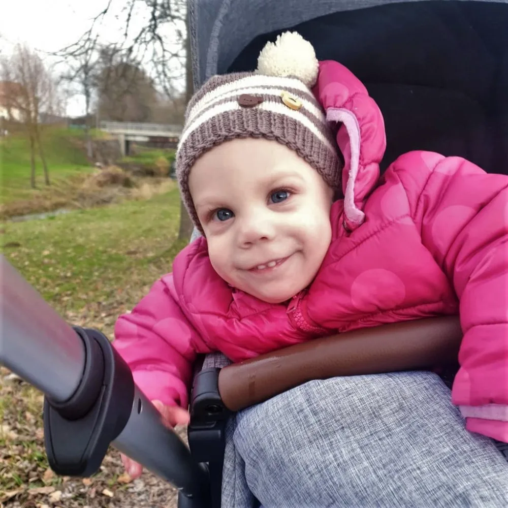 Dvouletá Pavlínka trpí syndromem, který nelze léčit. Přesto se rodiče snaží, aby byla jednou soběstačná