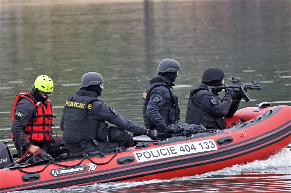 Krvavá akce, policisté a záchranáři nacvičovali zásah proti střelcům, kteří zaútočili na účastníky technoparty