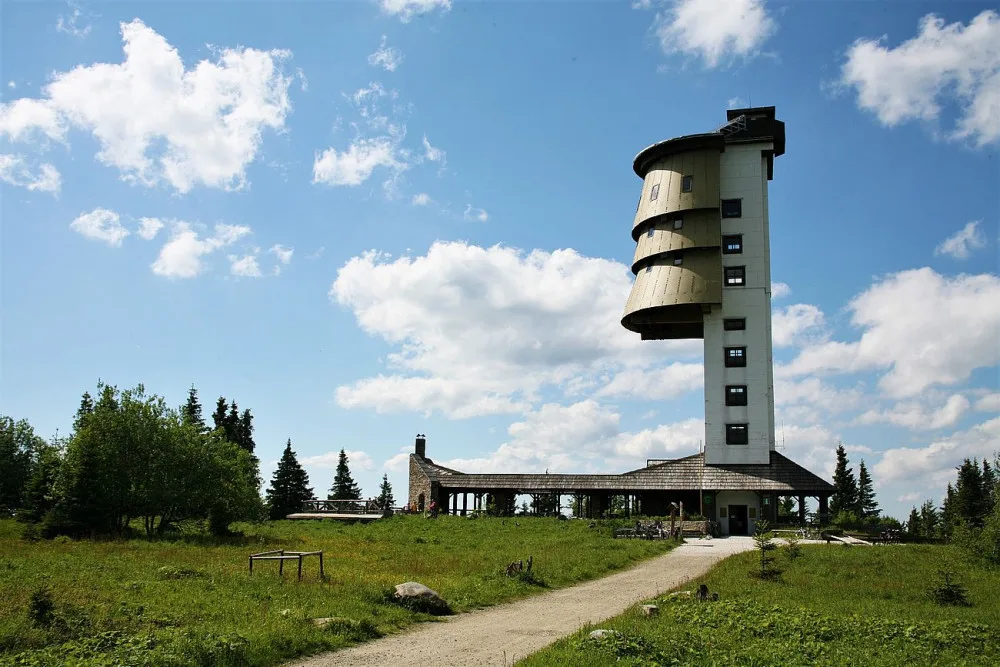 Šumavský Poledník už mohou po rekonstrukci navštívit turisté, jejich počty regulují turnikety
