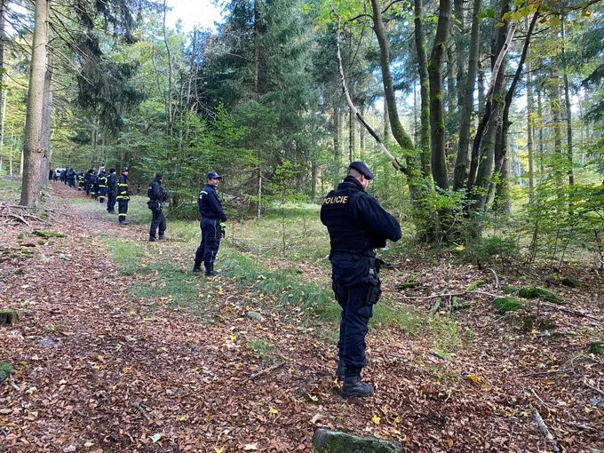 Julii se stále nepodařilo najít, nad Domažlickem létají policejní vrtulníky