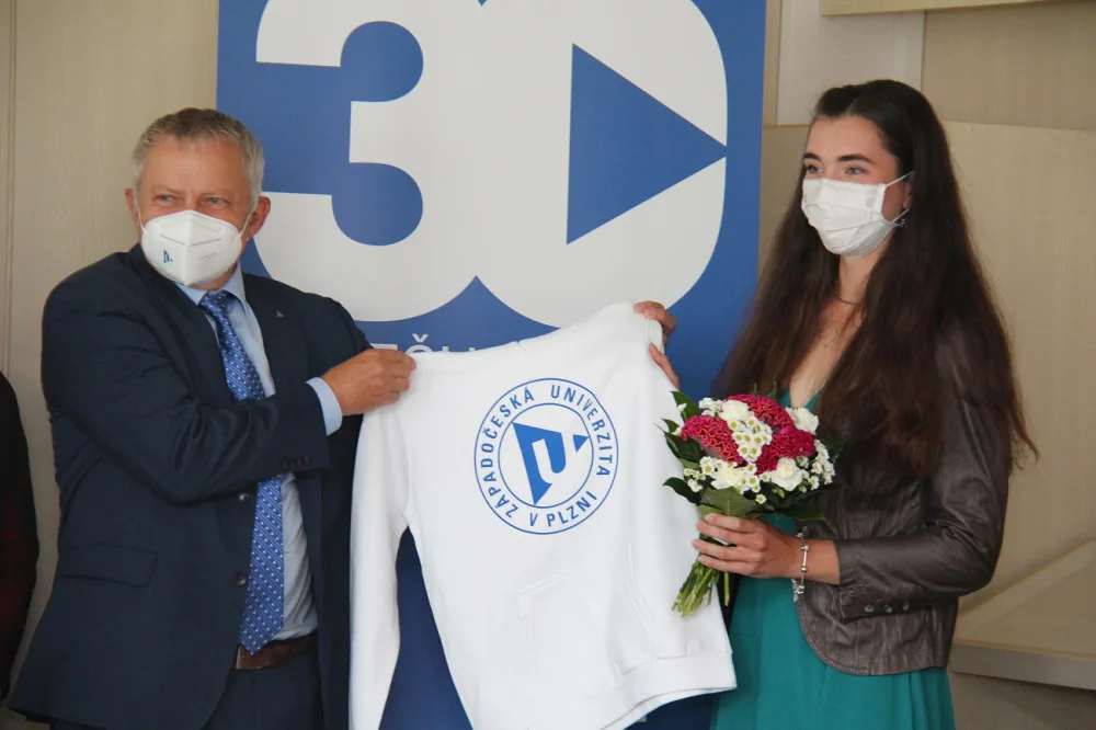 Rektor ZČU Miroslav Holeček a lukostřelkyně Marie Horáčková
