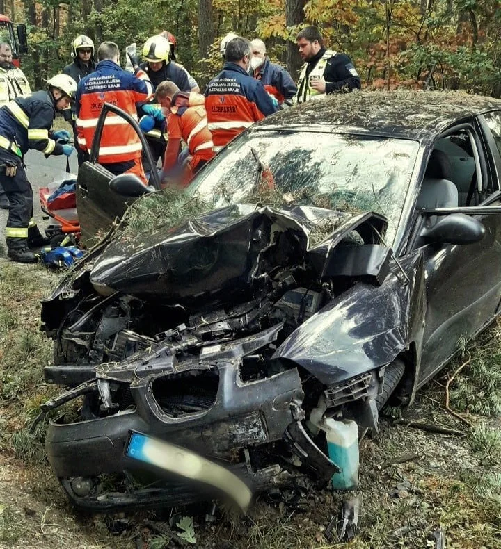 Mladý řidič se vážně zranil po nárazu do stromu v tomto automobilu