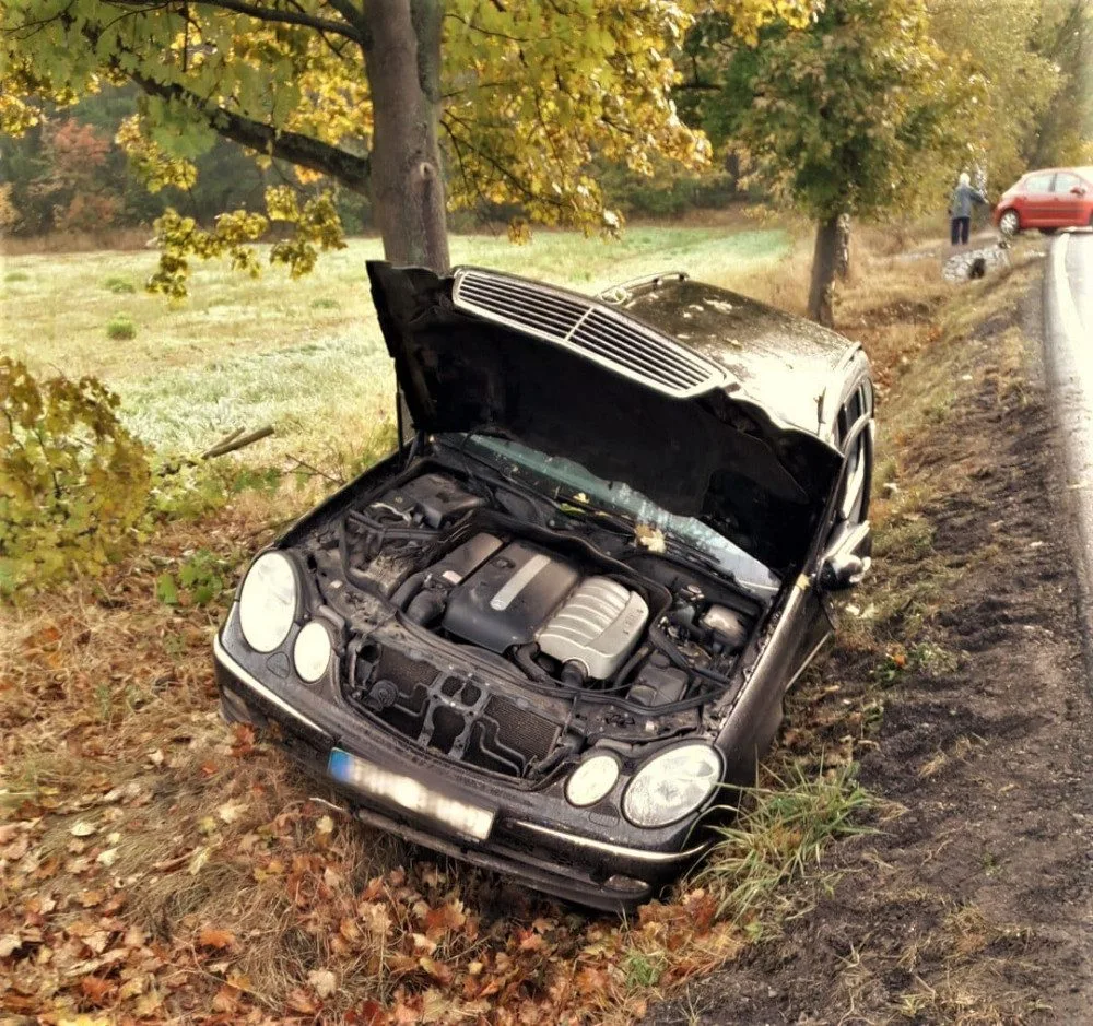 V příkopu skončil po nárazu do stromu i tento mercedes