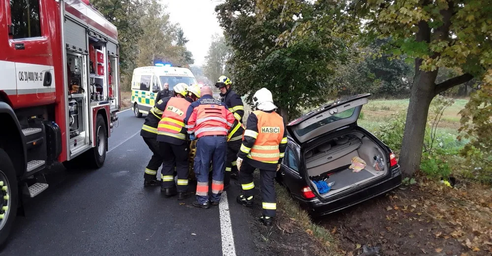 V příkopu skončil po nárazu do stromu i tento mercedes