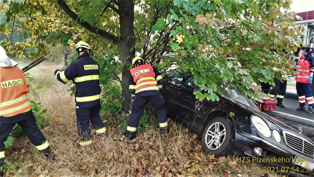 V příkopu skončil po nárazu do stromu i tento mercedes