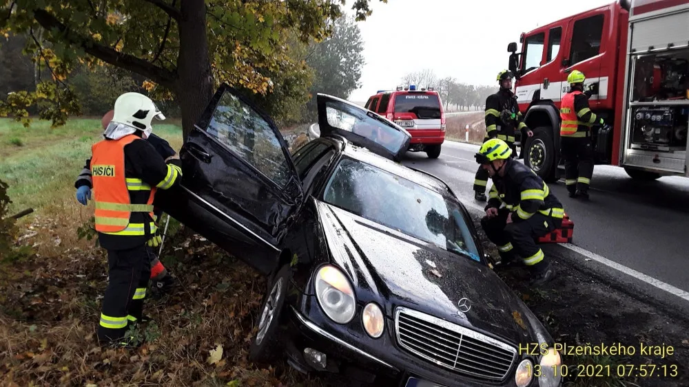 V příkopu skončil po nárazu do stromu i tento mercedes