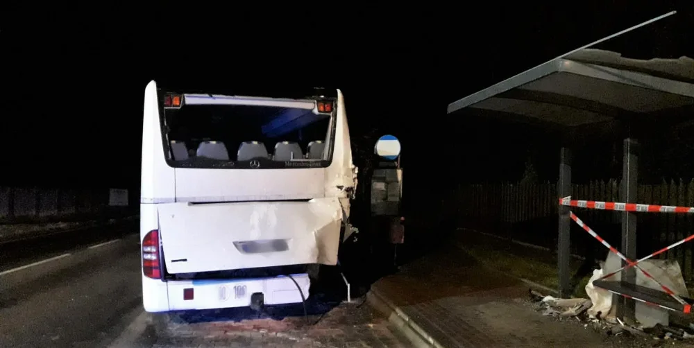 Cisterna s mlékem zdemolovala autobus i zastávku, po drtivém nárazu sama skončila na chodníku