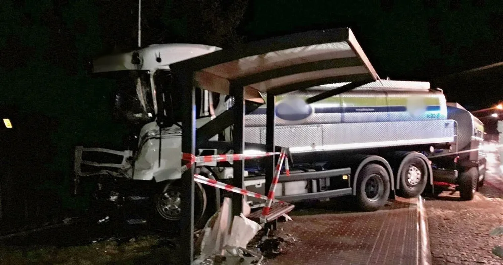 Cisterna s mlékem zdemolovala autobus i zastávku, po drtivém nárazu sama skončila na chodníku
