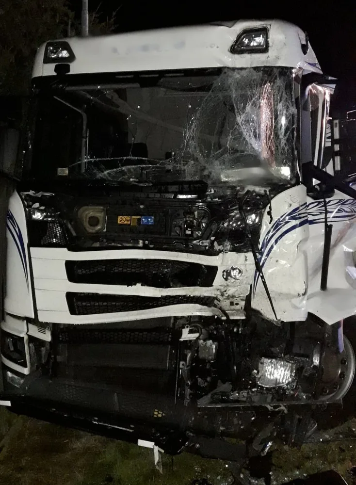 Cisterna s mlékem zdemolovala autobus i zastávku, po drtivém nárazu sama skončila na chodníku